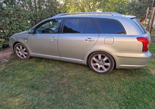 Toyota Avensis cena 8750 przebieg: 446000, rok produkcji 2005 z Sochaczew małe 172